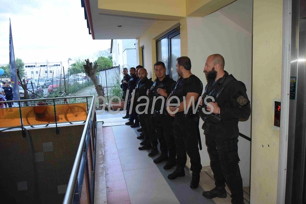 Υπό πολιορκία οι ΣΥΡΙΖαίοι σε όλη την Ελλάδα – Έτσι φυλασσόταν το γραφείο βουλευτή στη Πέλλα – Γιούχα σε Αχτσιόγλου-Μπουτάρη: «Αλήτες προδότες»